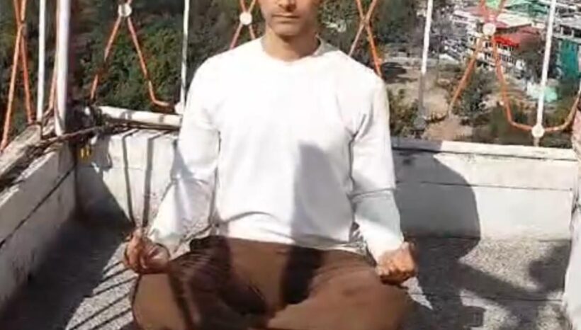 Learn to exist with ease and balance in Sukhasana. Learn to exist with ease and balance in Sukhasana.