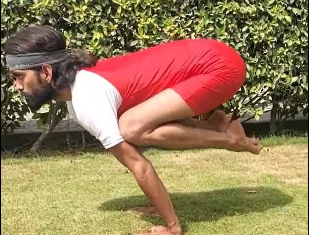 Find Your Balance: Appreciate the Power of the Bakasana Hand-Balancing Posture 🧘♀️ Find Your Balance: Appreciate the Power of the Bakasana Hand-Balancing Posture 🧘♀️